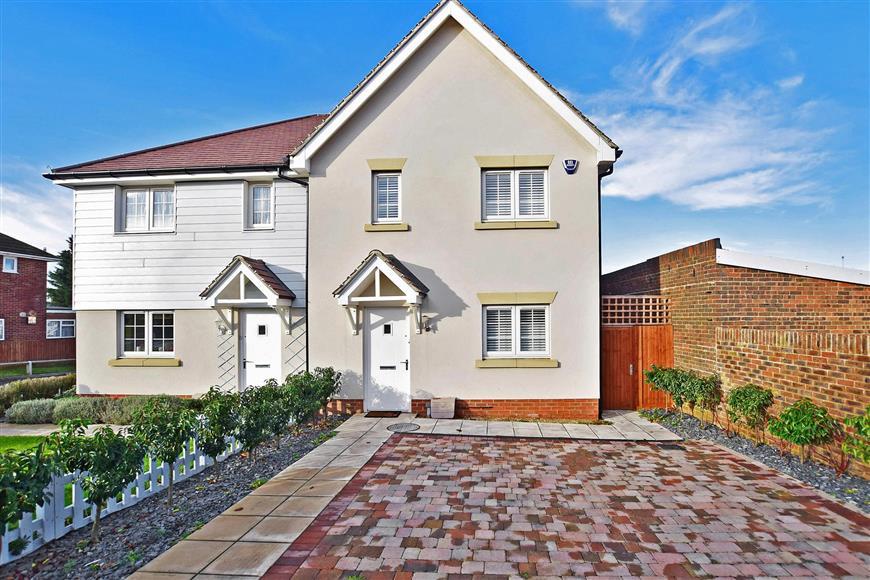 Brompton Farm Road, Strood, Rochester, Kent 3 bed semidetached house