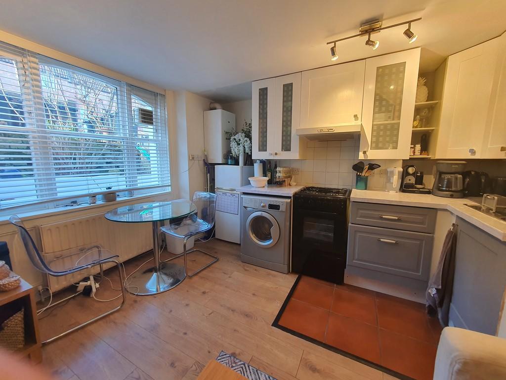 Wisteria Road, Lewisham 2 bed flat £1,450 pcm (£335 pw)