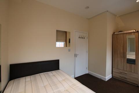3 bedroom flat to rent, High Road, Willesden Green, NW10
