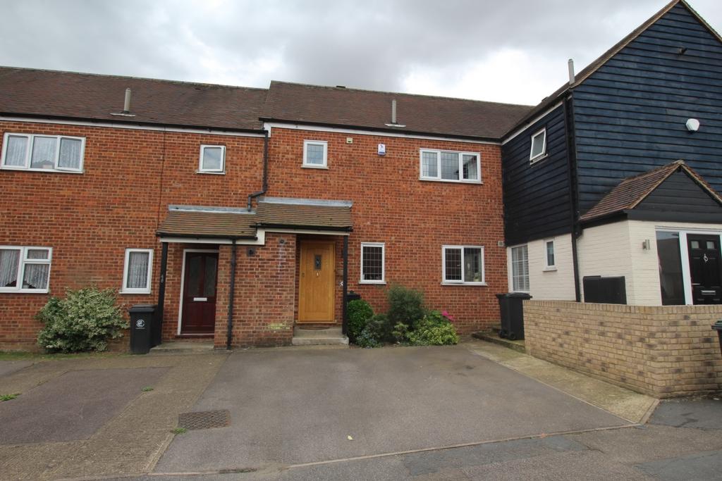 Turners Close, Ongar, CM5 3 bed terraced house £1,250 pcm (£288 pw)