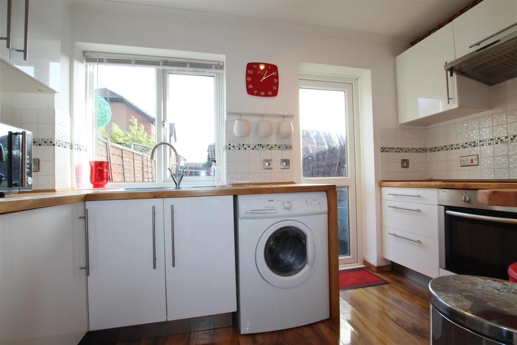 Walker Gardens, Hedge End, Southampton 2 bed terraced house £825 pcm