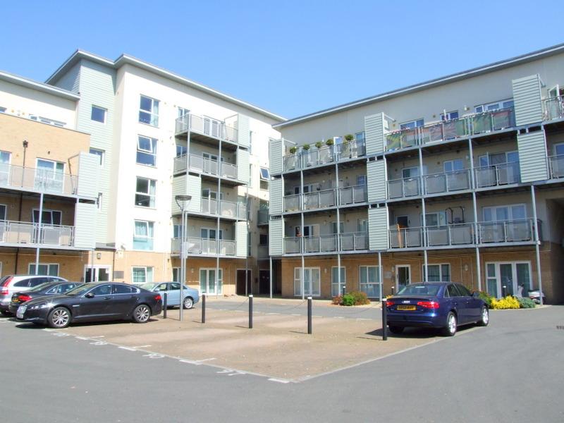 Smoothfield Court, Hibernia Road, Hounslow 2 bed flat £1,350 pcm (£