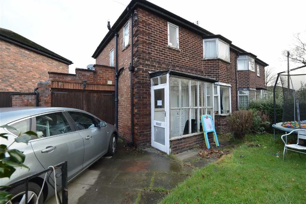 Sunningdale Road, URMSTON, Manchester 3 bed semidetached house £195,000