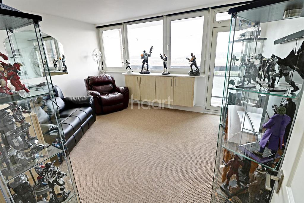 Larchwood House, Chigwell 1 bed flat £180,000