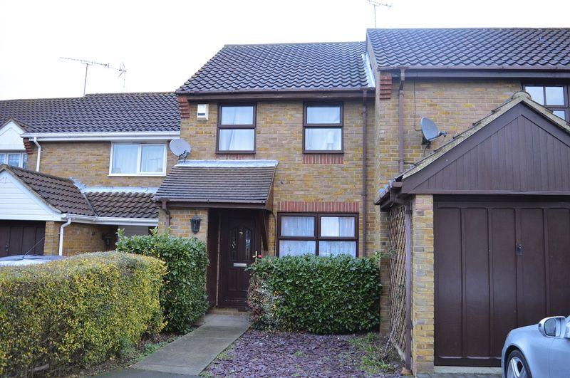 Oakley Avenue, Rayleigh 2 bed terraced house £1,075 pcm (£248 pw)