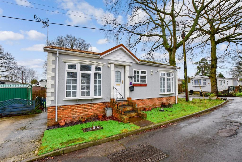 London Road, West Kingsdown, Sevenoaks, Kent 2 bed park home for sale £190,000