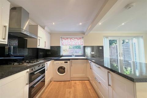 3 bedroom semi-detached house to rent, Beech Road, Horsham, RH12