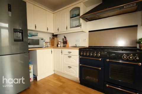 4 bedroom semi-detached house to rent, Stanford Road, Luton