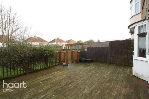 4 bedroom semi-detached house to rent, Stanford Road, Luton