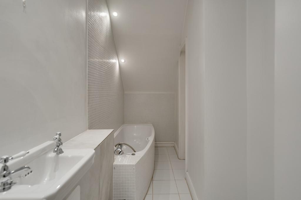 Main Bathroom ()