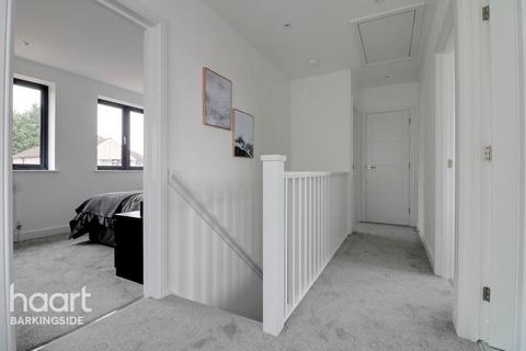3 bedroom terraced house to rent, Dunspring Lane, Ilford