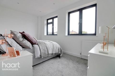 3 bedroom terraced house to rent, Dunspring Lane, Ilford