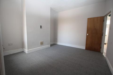 3 bedroom end of terrace house to rent, Sealand Road, Chester