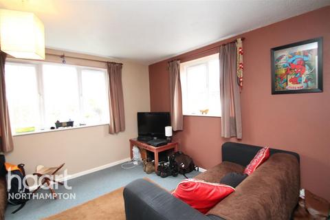 2 bedroom flat to rent, Chepstow Close