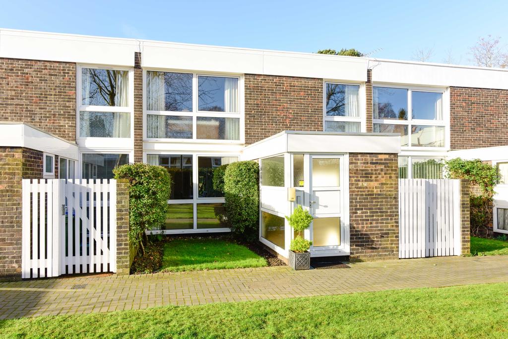 Brackley, Weybridge KT13 3 bed terraced house £600,000