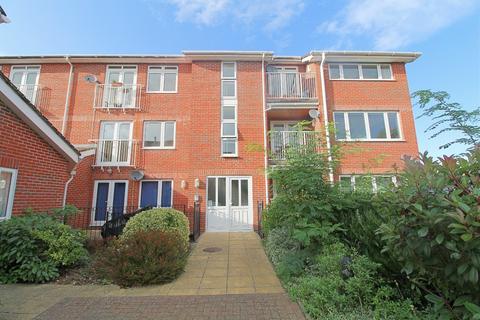 2 bedroom flat to rent, Kings Gate, Gordon Road, Haywards Heath, RH16