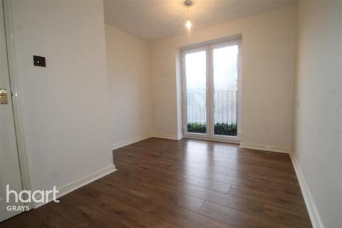 2 bedroom flat to rent, Merlin Close, Grays