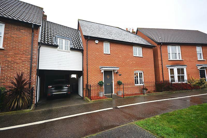 Abell Way, Chancellor Park, Chelmsford, Essex, CM2 4 bed link detached