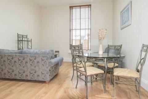 2 bedroom flat to rent, Royal Drive, London N11