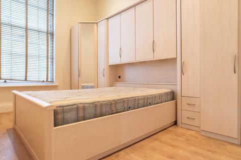 2 bedroom flat to rent, Royal Drive, London N11