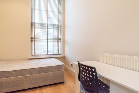 2 bedroom flat to rent, Royal Drive, London N11