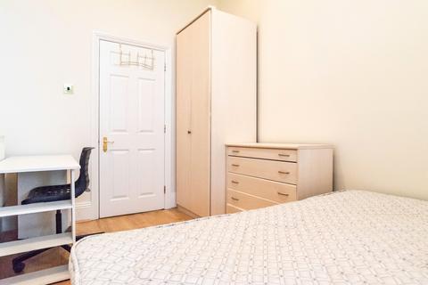 2 bedroom flat to rent, Royal Drive, London N11