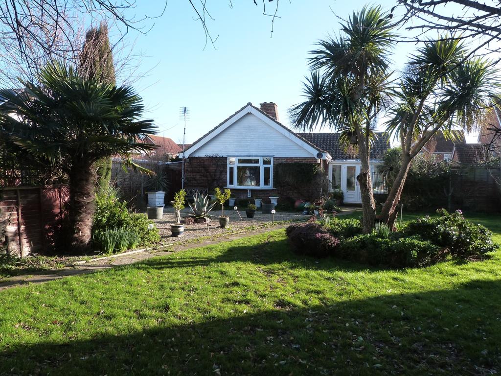 Grafton Road, Selsey 3 bed detached bungalow £375,000