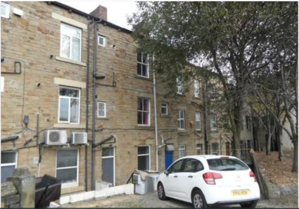 Commercial Street, Batley 1 bed apartment £325 pcm (£75 pw)