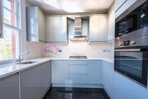 3 bedroom flat for sale, St Hilda's Mount, Marsh Lane, Mill Hill, NW7