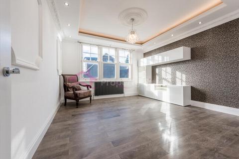 3 bedroom flat for sale, St Hilda's Mount, Marsh Lane, Mill Hill, NW7