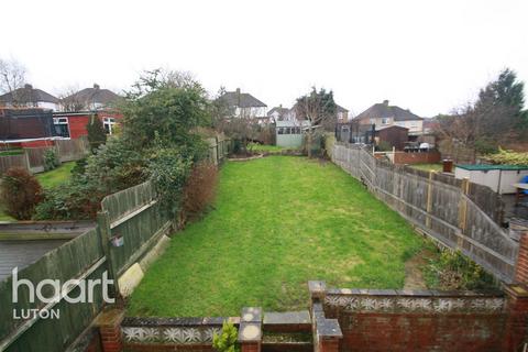 3 bedroom detached house to rent, Walcot Avenue, Luton