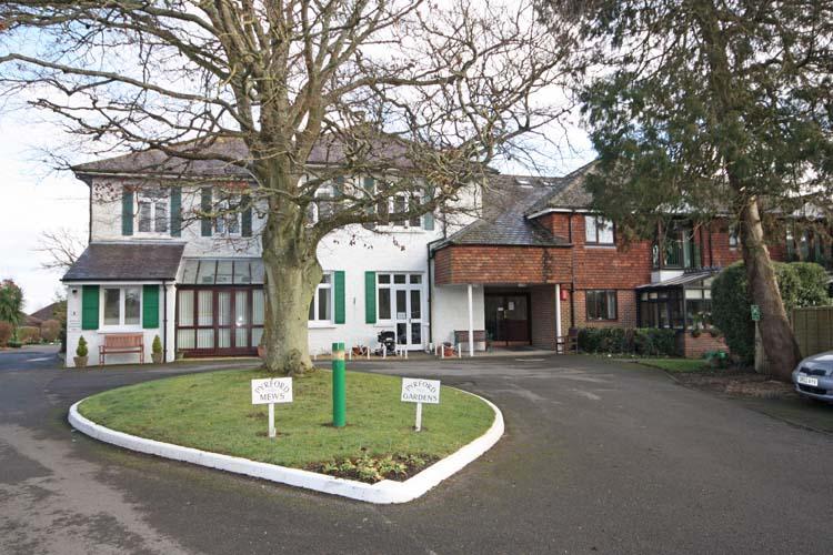 Pyrford Gardens, Lymington SO41 1 bed apartment £129,500