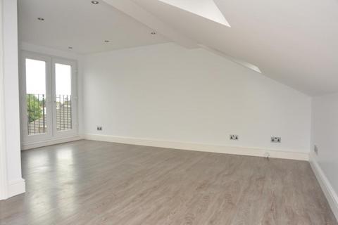 3 bedroom apartment to rent, Osborne Road, London, N13