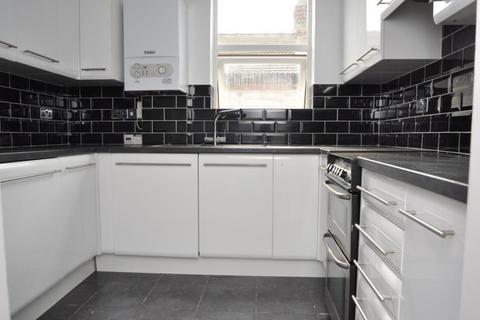 3 bedroom apartment to rent, Osborne Road, London, N13