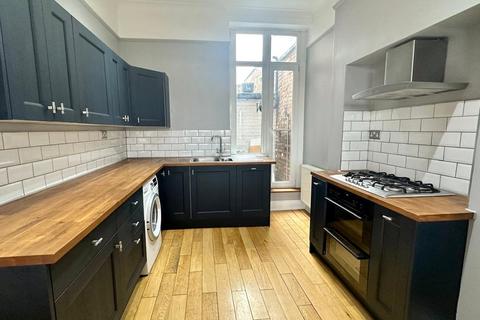 3 bedroom apartment to rent, Station Road, Winchmore Hill, London, N21