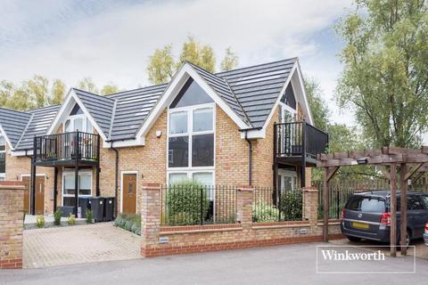 2 bedroom end of terrace house to rent - Bayswater Close, London, N13