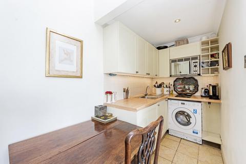 Studio to rent, Queen's Gate Terrace, South Kensington SW7