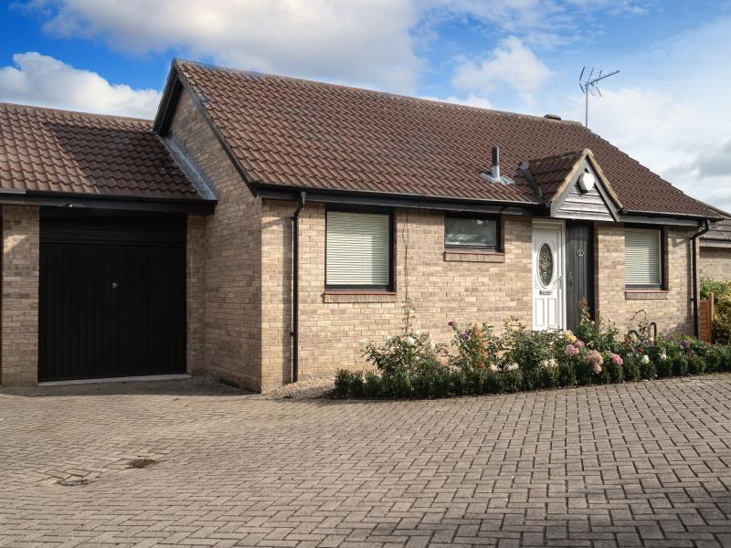 KINGS MEADOW DRIVE, WETHERBY, LS22 7FS 2 bed detached bungalow £750