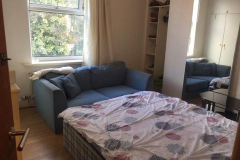 2 bedroom terraced house to rent, Keswick Grove , Salford, Manchester M6