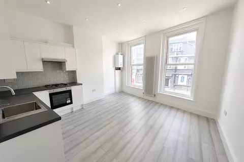 2 bedroom flat to rent - View 2