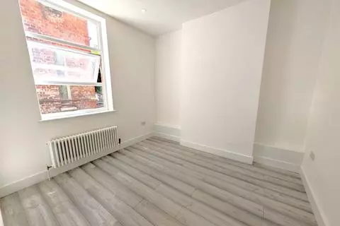 2 bedroom flat to rent - View 4