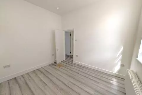 2 bedroom flat to rent - View 5