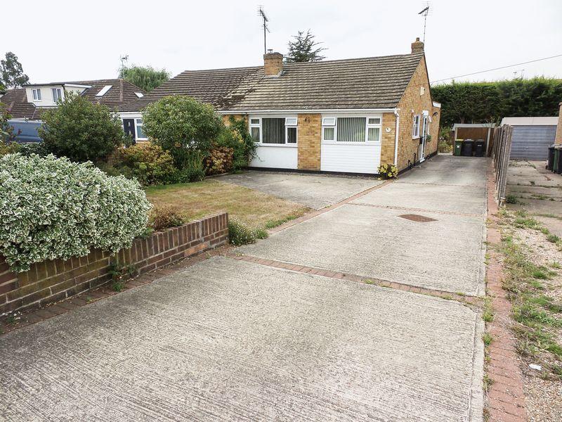 Ferry Road, Hullbridge 3 bed semidetached bungalow £1,300 pcm (£300 pw)