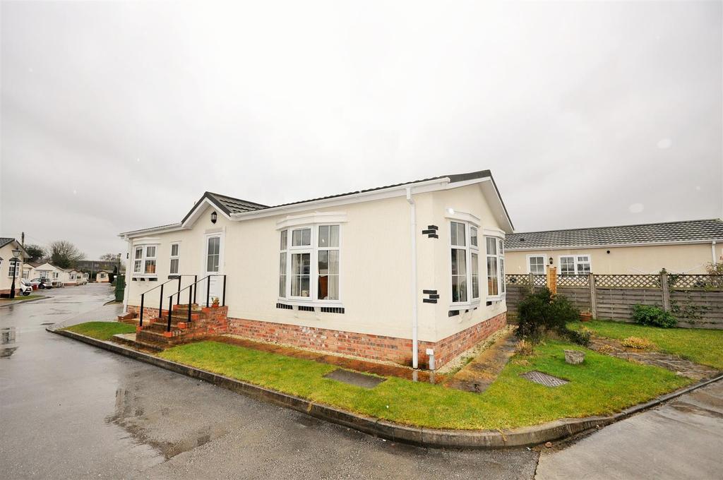 Beech Avenue, Acaster Malbis, York YO23 2US 2 bed park home £129,000