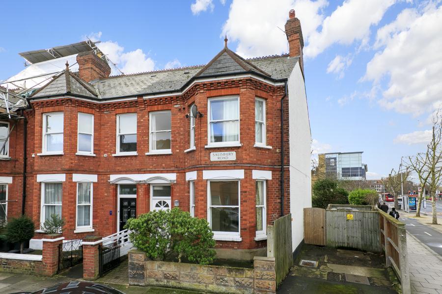 Salisbury Road, Richmond 4 bed terraced house £2,750 pcm (£635 pw)