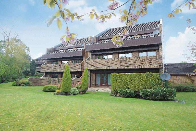 Larchfield Court, Larchfield Avenue, Newton Mearns, G77 5PL 3 bed apartment £239,000