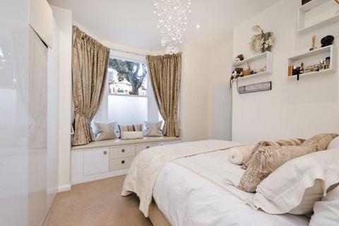 2 bedroom flat for sale, Jedburgh Street, Clapham - SW11