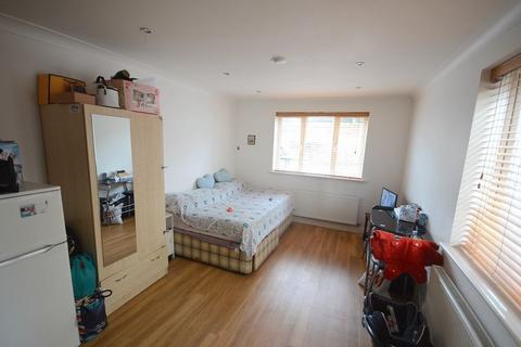 Studio to rent, Holdenhurst Road, Bournemouth BH8