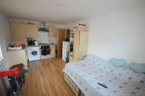 Studio to rent, Holdenhurst Road, Bournemouth BH8