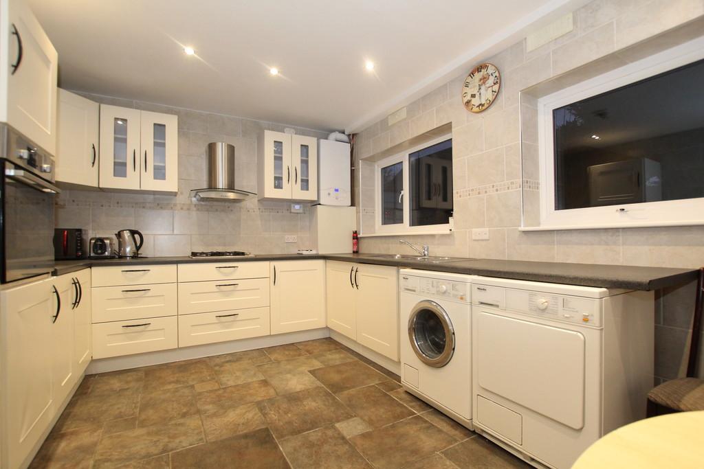 Lee View, Enfield 5 bed semidetached house £2,100 pcm (£485 pw)